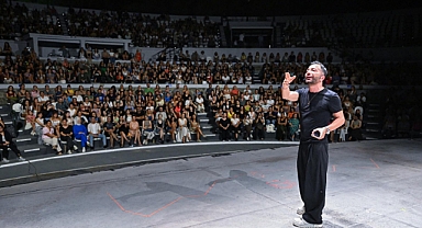 Aşkım Kapışmak ile İzmir Enternasyonal Fuarı’nda kahkaha dolu gece