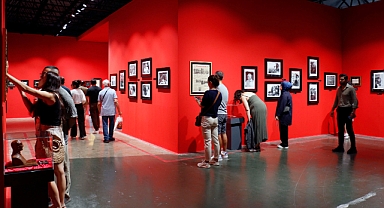 İzmir Büyükşehir Belediyesi ev sahipliğinde Folkart’ın organizasyonuyla hazırlanan iki önemli sergiden medya sanatçısı Refik Anadol’un eserlerinin gösterim süresi yoğun ilgi ve ziyaretçilerin talebi nedeniyle uzatıldı