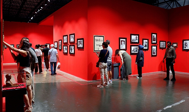 İzmir Büyükşehir Belediyesi ev sahipliğinde Folkart’ın organizasyonuyla hazırlanan iki önemli sergiden medya sanatçısı Refik Anadol’un eserlerinin gösterim süresi yoğun ilgi ve ziyaretçilerin talebi nedeniyle uzatıldı
