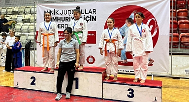 Konak’ın judo takımı ilk turnuvadan madalyalarla döndü