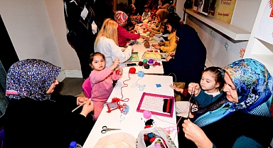 Bornova’da minik eller tezgâh başında