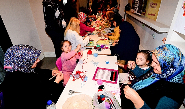 Bornova’da minik eller tezgâh başında