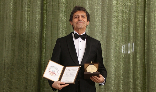 Dünyaca Ünlü Yazar Akif Manaf 2025 Yılı International Peace Prize Ödülü’nü Aldı