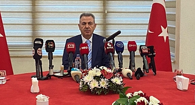 İzmir Valisi Süleyman Elban, 10 Ocak Çalışan Gazeteciler Günü'nü kutlamak üzere Balçova Termal Tesisleri'nde düzenlenen kahvaltıda gazetecilerle bir araya geldi