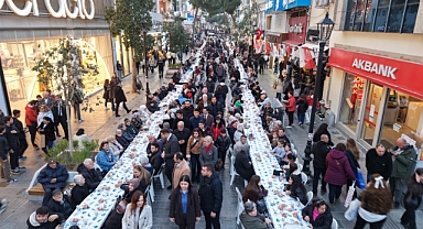 Karşıyaka Çarşı’ya dev sofra: 5 bin kişi iftarda buluştu