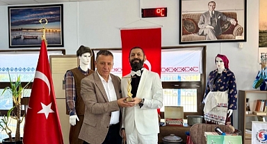 Akif Manaf'a Büyük Mübadele Derneği'nden Evrensel Kardeşlik ve Barış Ödülü