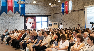 İzmir’deki uluslararası eleştirel eğitim zirvesi başladı